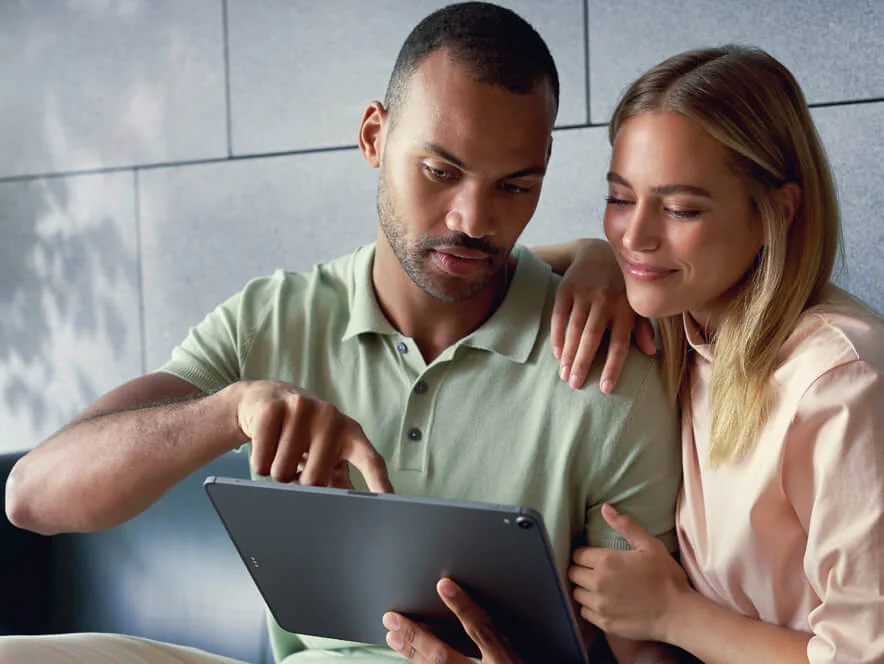 opel_astra-hybrid_couple-with-tablet_4x3_as22_e01_018 L'électricité, ça paye !